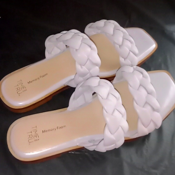 Cute sandals 😻🩴 - Picture 4 of 7